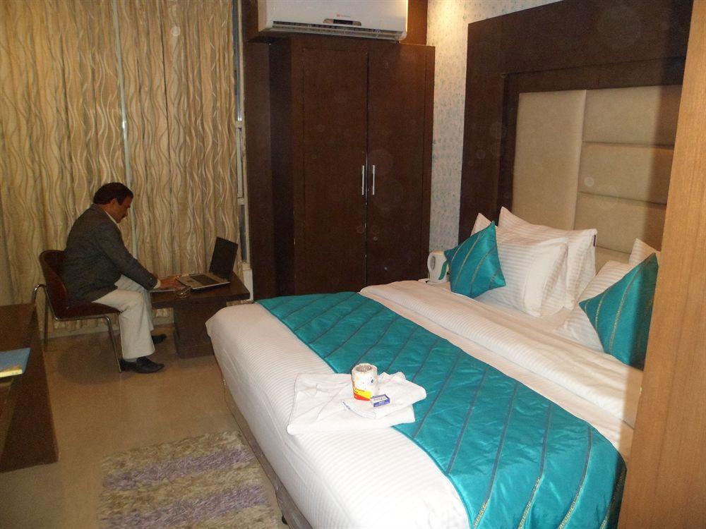 Hotel Shelton New Delhi Exterior photo